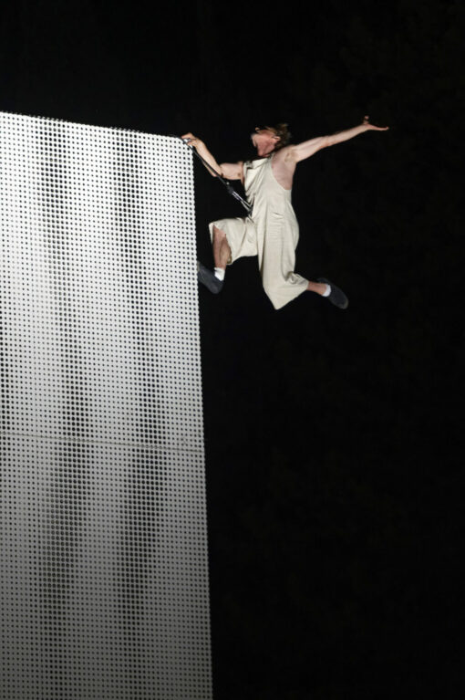 Cie Lézards Bleus - Antoine Le Menestrel_DESCENSIONS_Mougins exterieur©Nathalie Sternalski