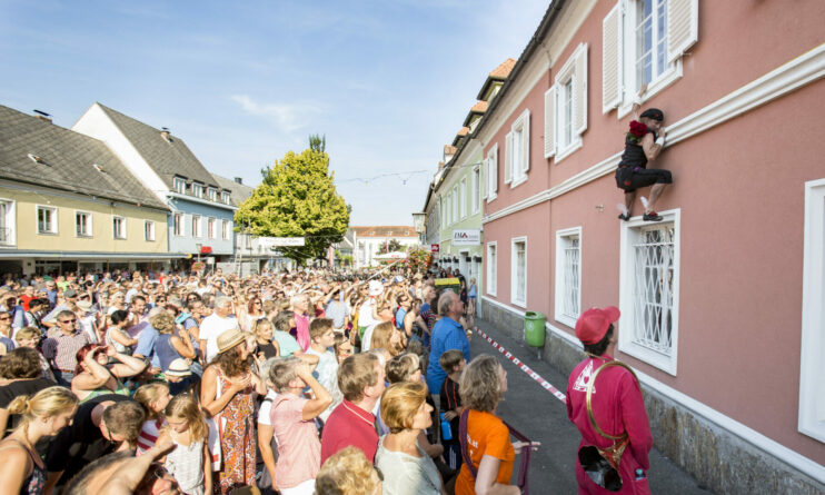 Cie Lézards Bleus-Antoine Le Menestrel_L'Aimant_Graz_Autriche_Foule©Nikola_Milatoviv