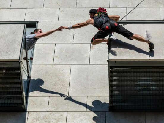 Cie Lézards Bleus-Antoine Le Menestrel_L'Aimant_Londres©Coline Astaugh