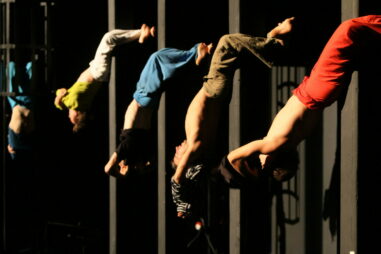 Cie Lézards Bleus-Antoine Le Menestrel_Les grimpeurs (é)perdus_Les Hivernales_Avignonbleus©Agnès Mellon