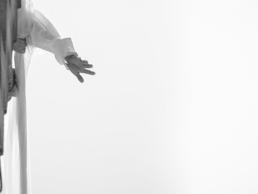 Cie Lézards Bleus-Antoine Le Menestrel_Paisible 2020_Avignon_1 main©Sébastien Huette