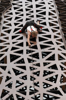 Cie Lézards Bleus-Antoine Le Menestrel_Service à tous les étages_Arles©G Ceccaldi