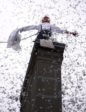 Cie Lézards Bleus-Antoine Le Menestrel_Service à tous les étages_Fest Onze Bouge-Paris©D Jouxtel