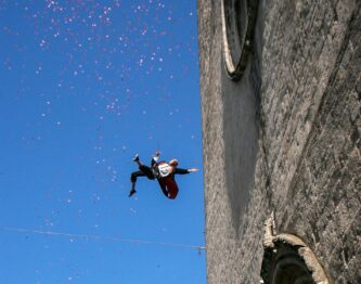 Cie Lézards Bleus-Antoine Le Menestrel_Service à tous les étages_Forcalquier©Fred Massé