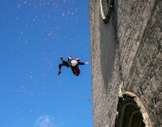 Cie Lézards Bleus-Antoine Le Menestrel_Service à tous les étages_Forcalquier©Fred Massé